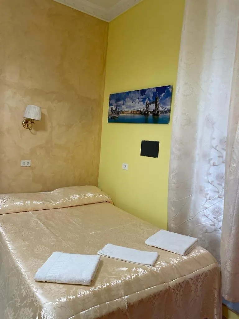 Отель Rome Max House 2 0*,